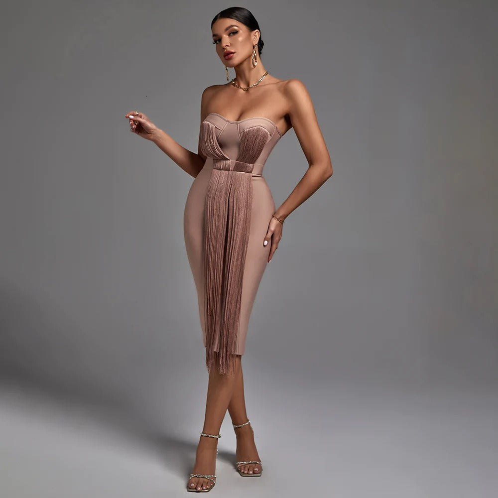 Vestido ajustado de talla mediana con flecos, sin tirantes y ajustado que envuelve las nalgas para mujer