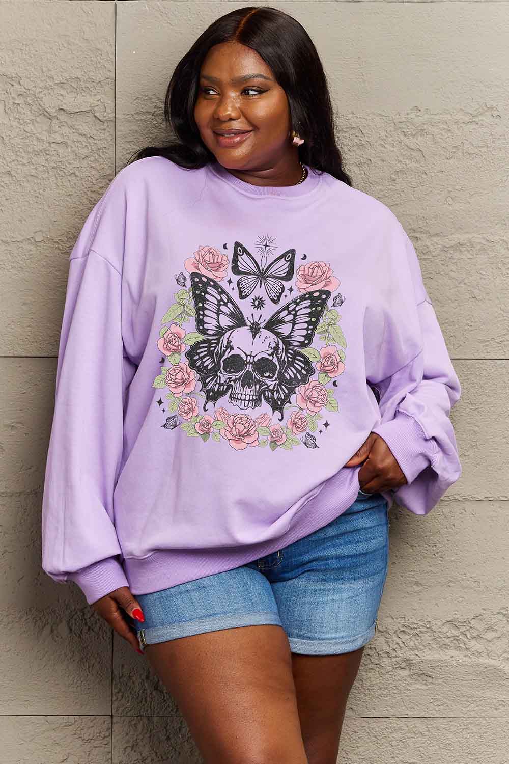 Sudadera con estampado de calavera y mariposa de tamaño completo Simply Love Simply Love