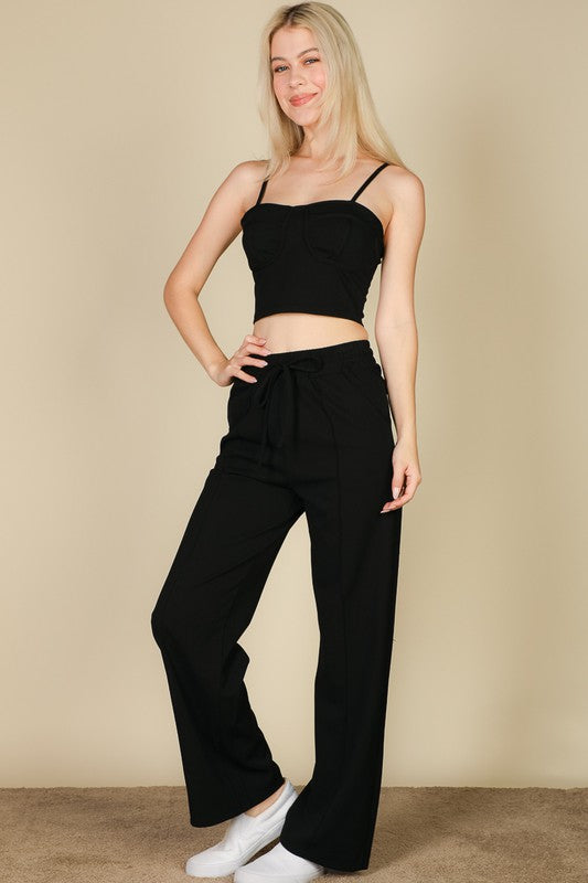 Top con bustier y pantalones rectos inclinados