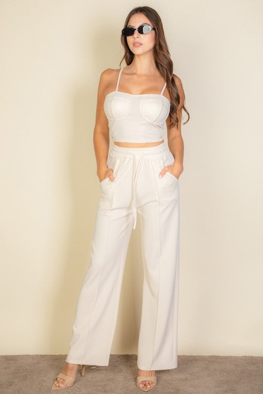 Top con bustier y pantalones rectos inclinados