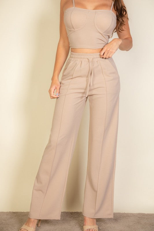 Top con bustier y pantalones rectos inclinados