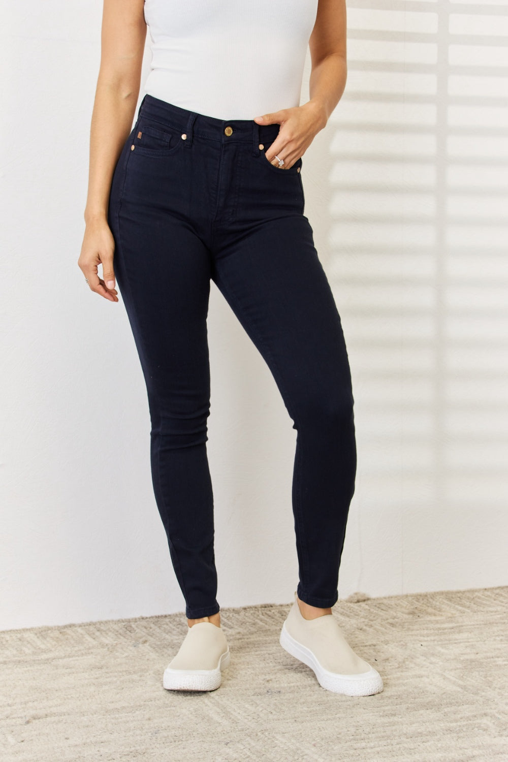 Jeans ajustados con control de abdomen teñidos en prenda de tamaño completo de Judy Blue