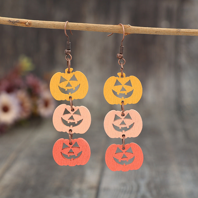 Pendientes de calabaza de madera en contraste