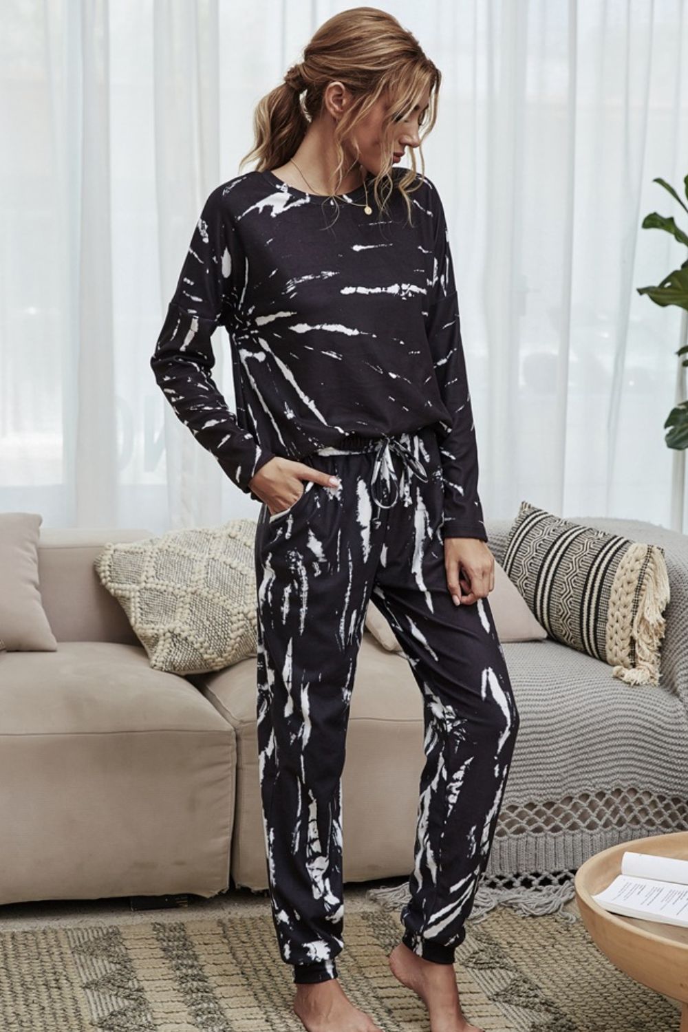 Ensemble de détente avec haut à col rond et pantalon de jogging à cordon de serrage à la taille et motif tie-dye brillant