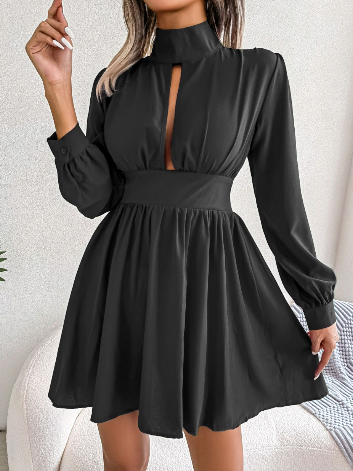 Vestido mini de corte A con cuello alto y aberturas