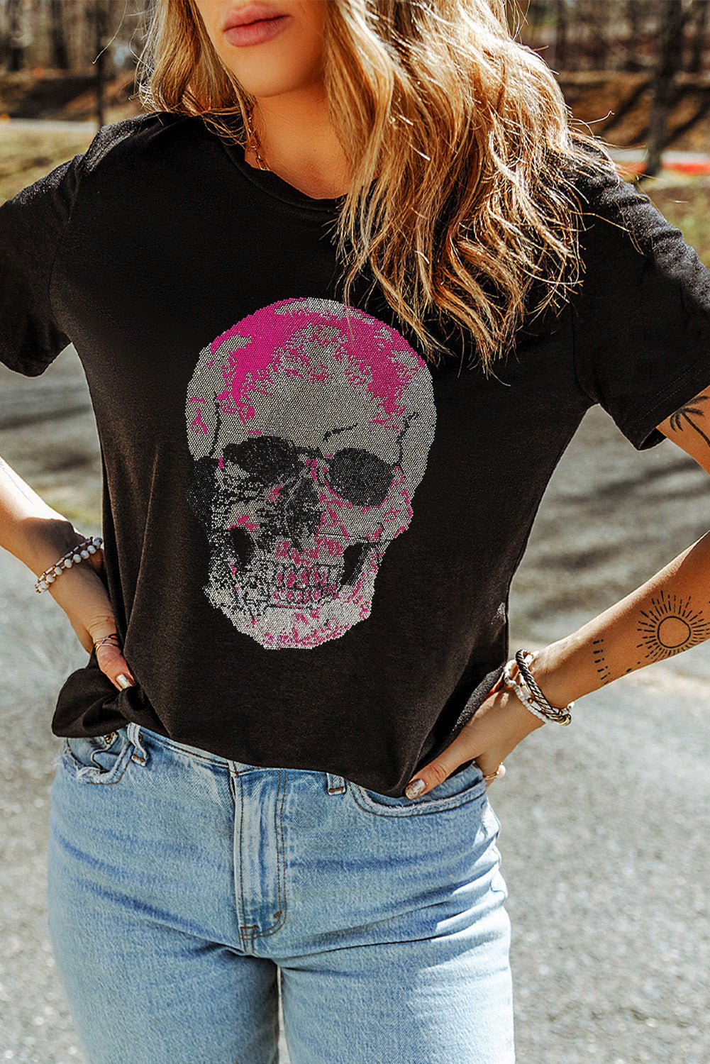 Camiseta de manga corta con cuello redondo y calavera