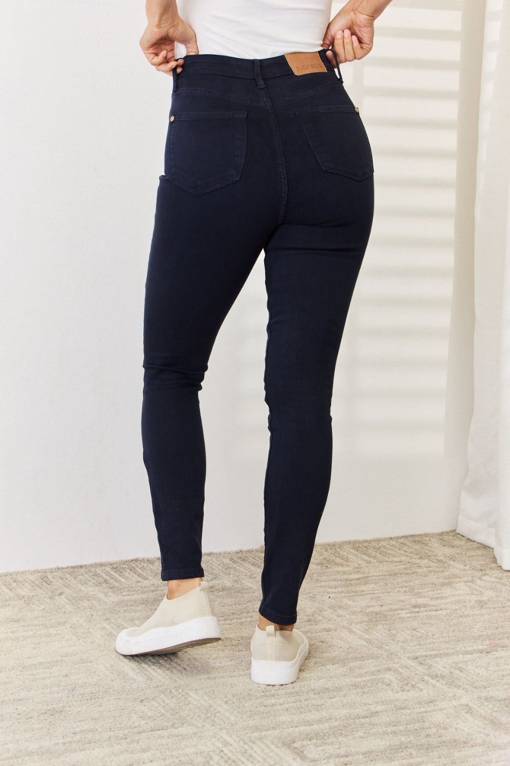 Jeans ajustados con control de abdomen teñidos en prenda de tamaño completo de Judy Blue