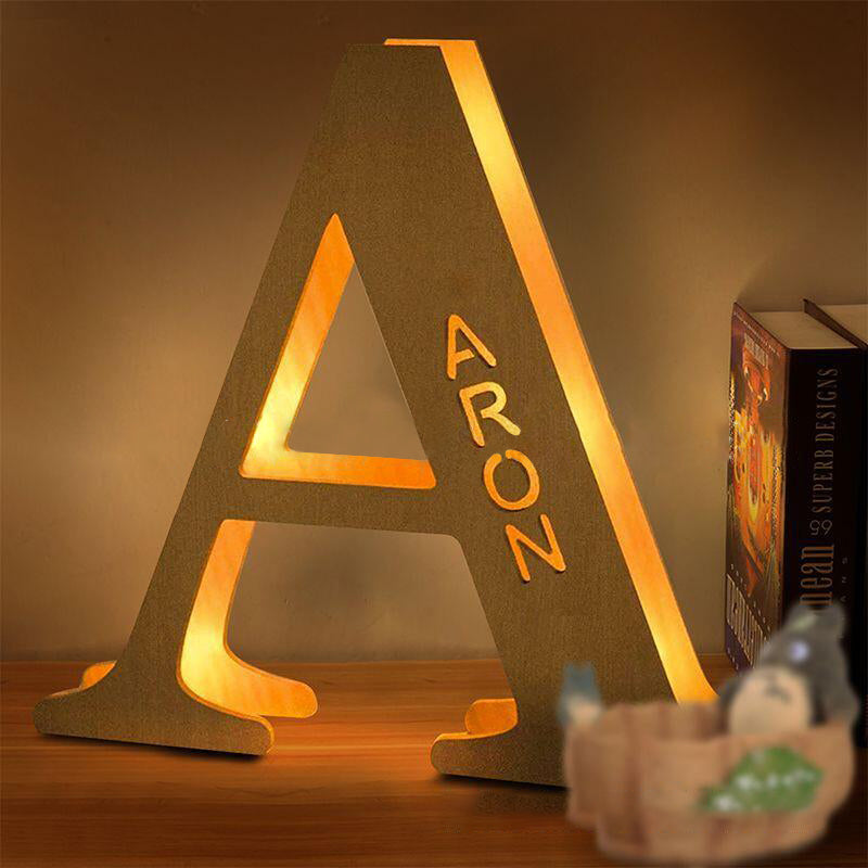 Veilleuse LED en bois gravée en creux avec lettres de l'alphabet