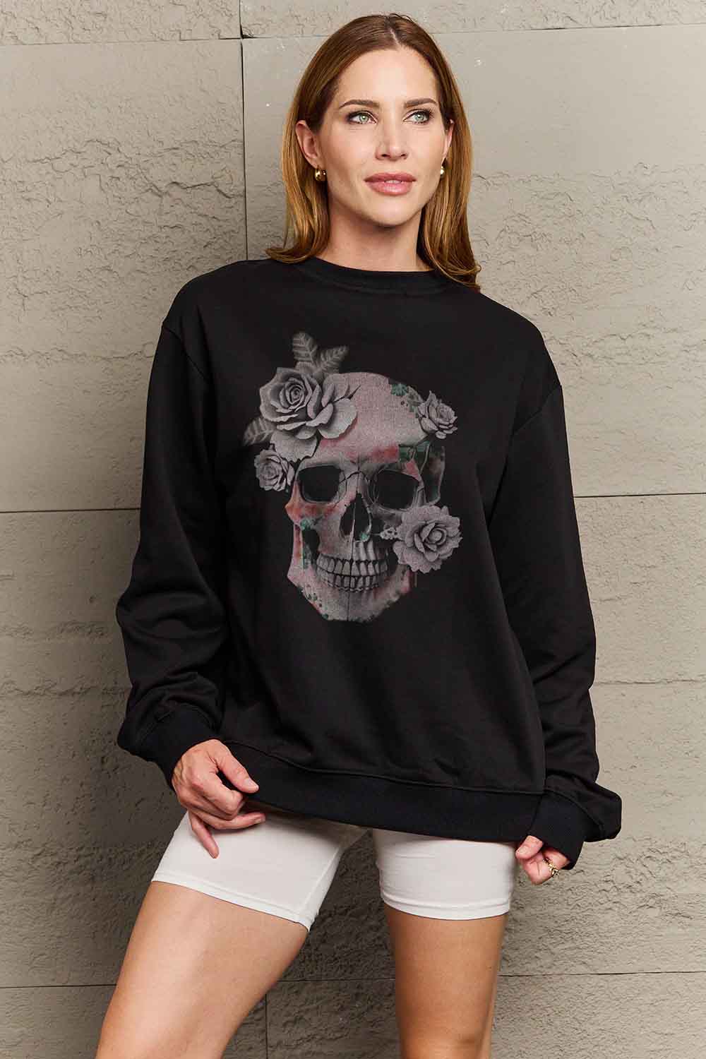 Sweat-shirt graphique SKULL à épaules tombantes Simply Love