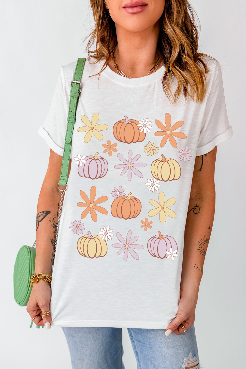 Camiseta de manga corta con cuello redondo y estampado de calabaza y flores