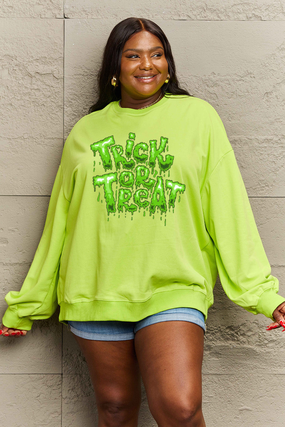 Sweat-shirt graphique Trick or Treat en taille réelle Simply Love