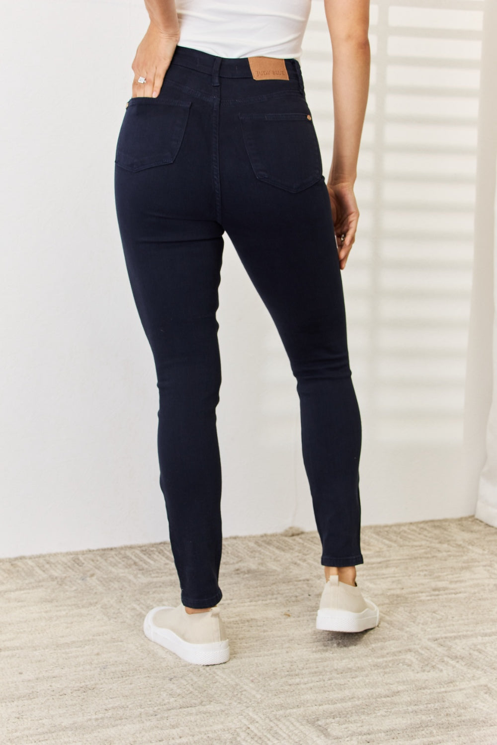 Jeans ajustados con control de abdomen teñidos en prenda de tamaño completo de Judy Blue