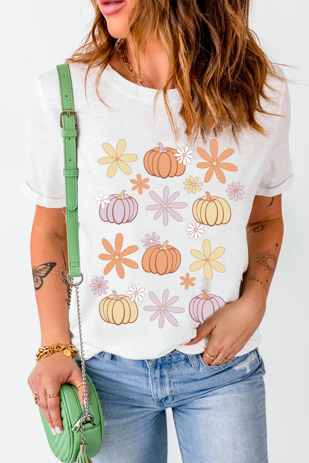 Camiseta de manga corta con cuello redondo y estampado de calabaza y flores