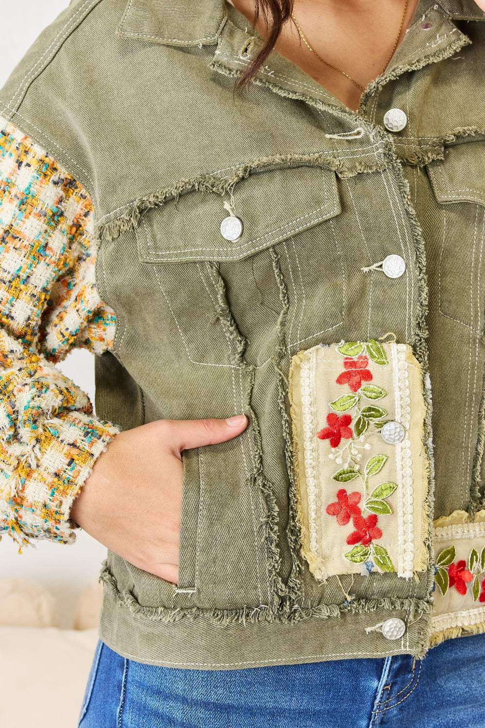 Chaqueta con dobladillo sin rematar y botones bordados de POL