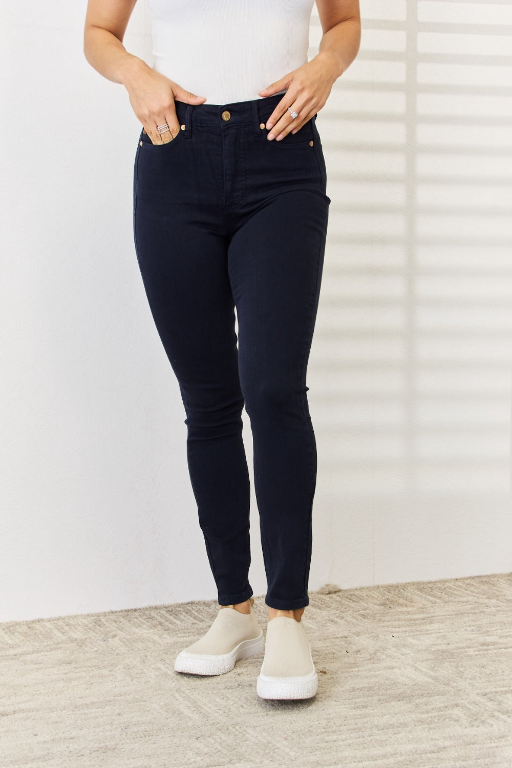 Jeans ajustados con control de abdomen teñidos en prenda de tamaño completo de Judy Blue