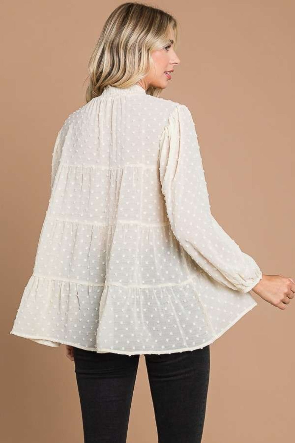 Blusa de cuello alto fruncida con lunares suizos en talla grande de Culture Code