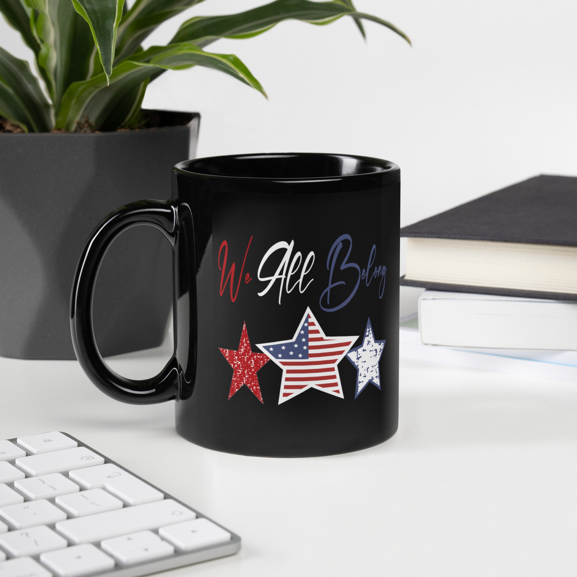 Tasse noire brillante « We All Belong »