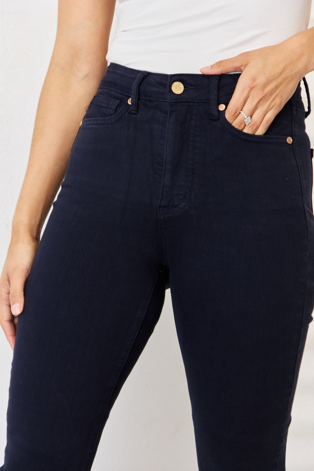 Jeans ajustados con control de abdomen teñidos en prenda de tamaño completo de Judy Blue