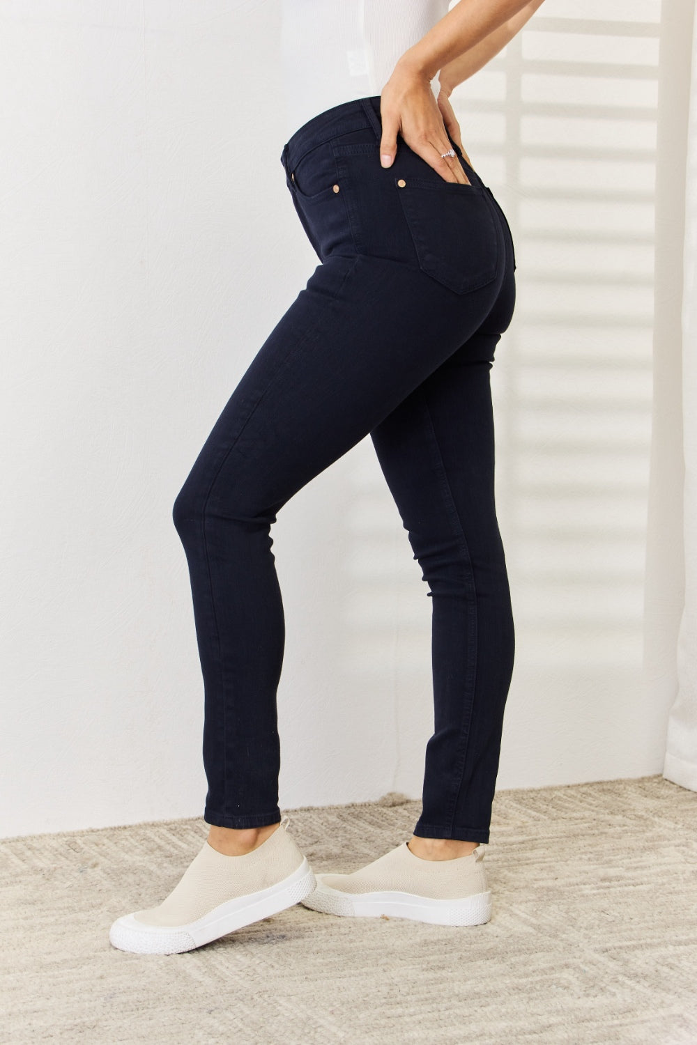 Jeans ajustados con control de abdomen teñidos en prenda de tamaño completo de Judy Blue