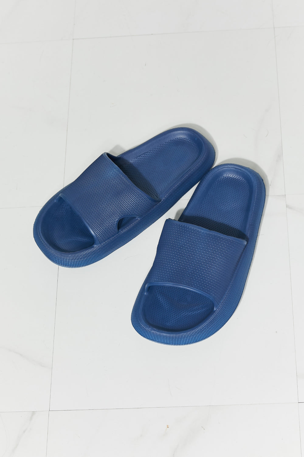 Sandalias con punta abierta Arms Around Me de MMShoes en azul marino