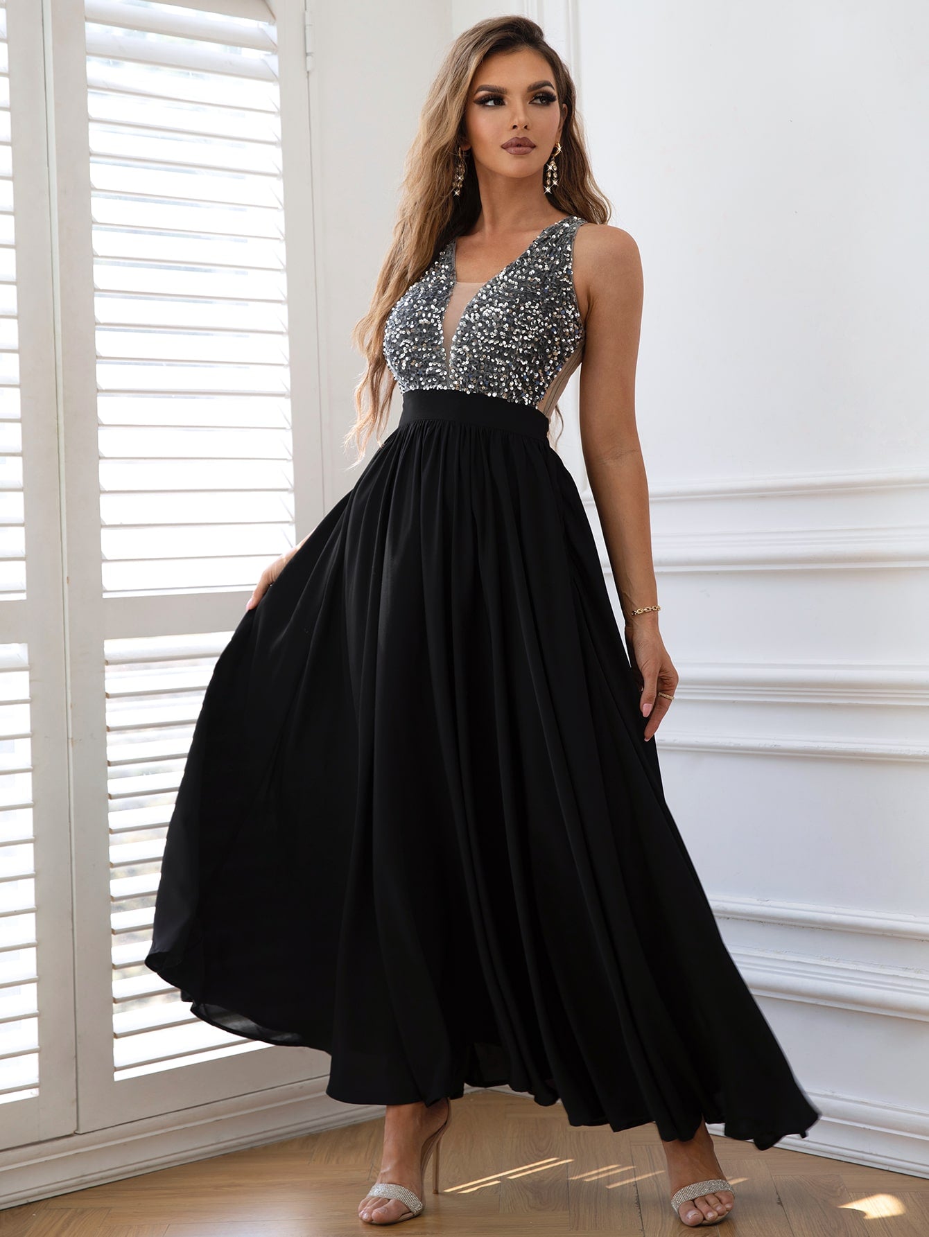 Robe longue sans manches à sequins contrastés