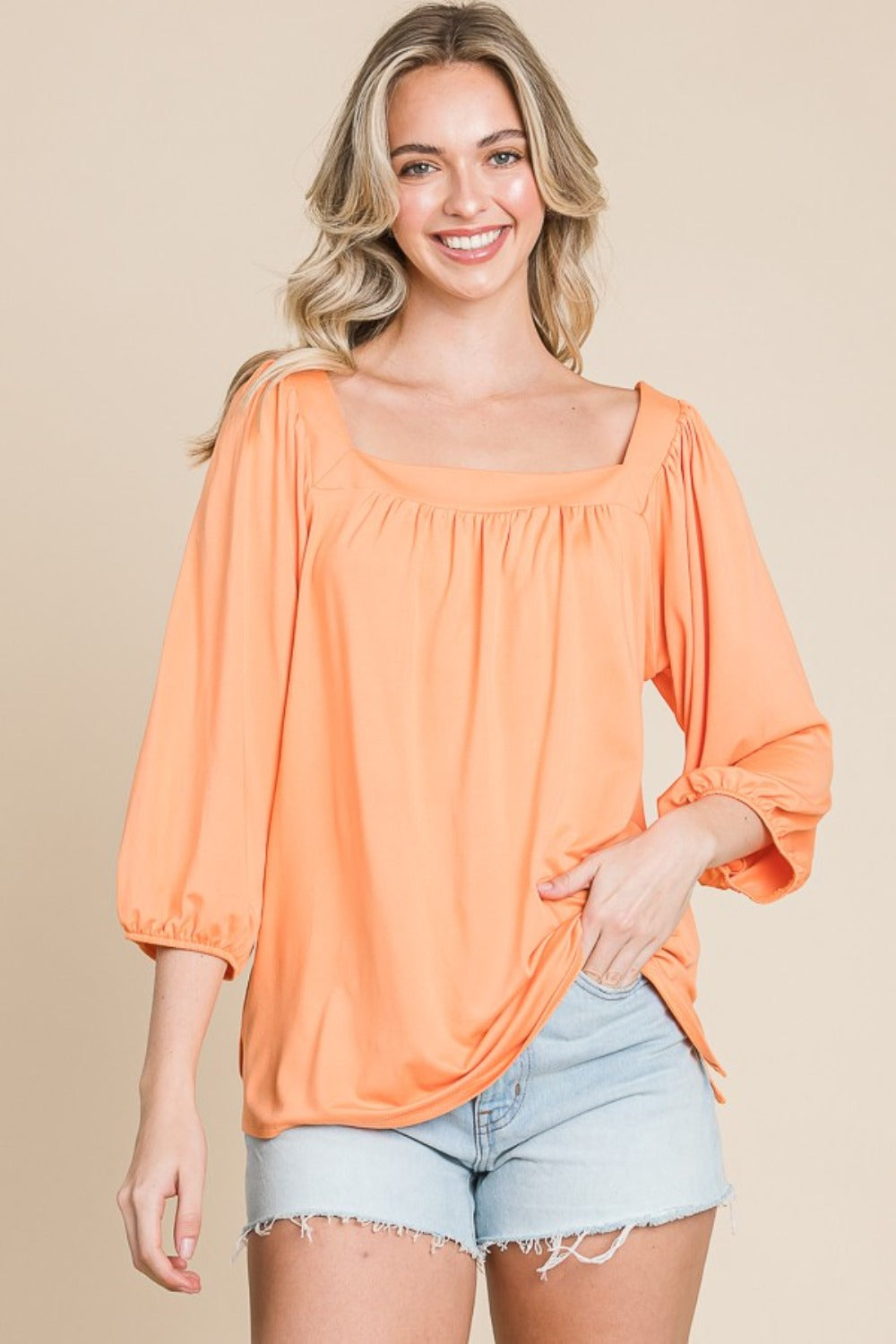 Blusa con cuello cuadrado y mangas abullonadas con código cultural