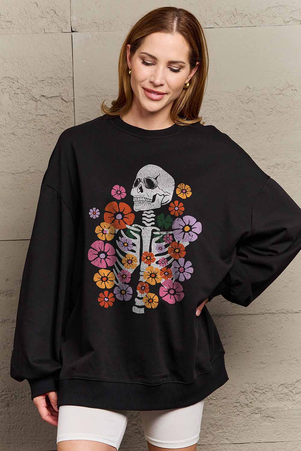 Sudadera con estampado de esqueleto de flores de tamaño completo Simply Love Simply Love