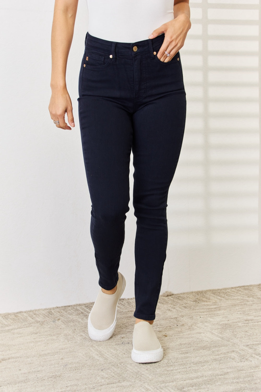 Jeans ajustados con control de abdomen teñidos en prenda de tamaño completo de Judy Blue