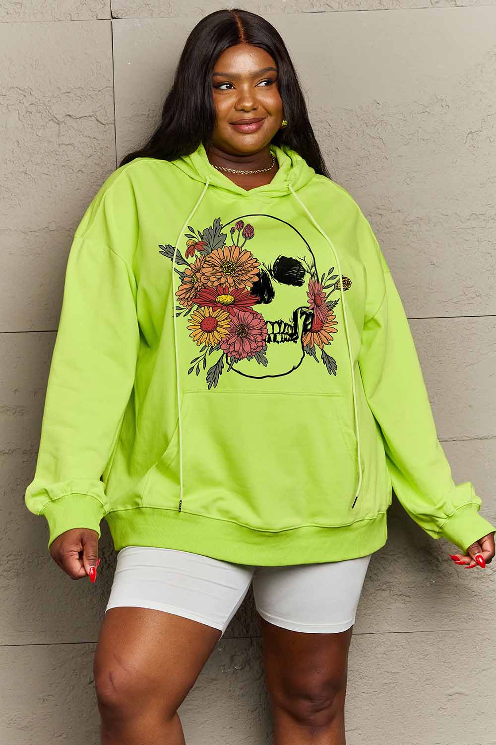 Sudadera con capucha con estampado de calavera y flores de tamaño completo Simply Love Simply Love