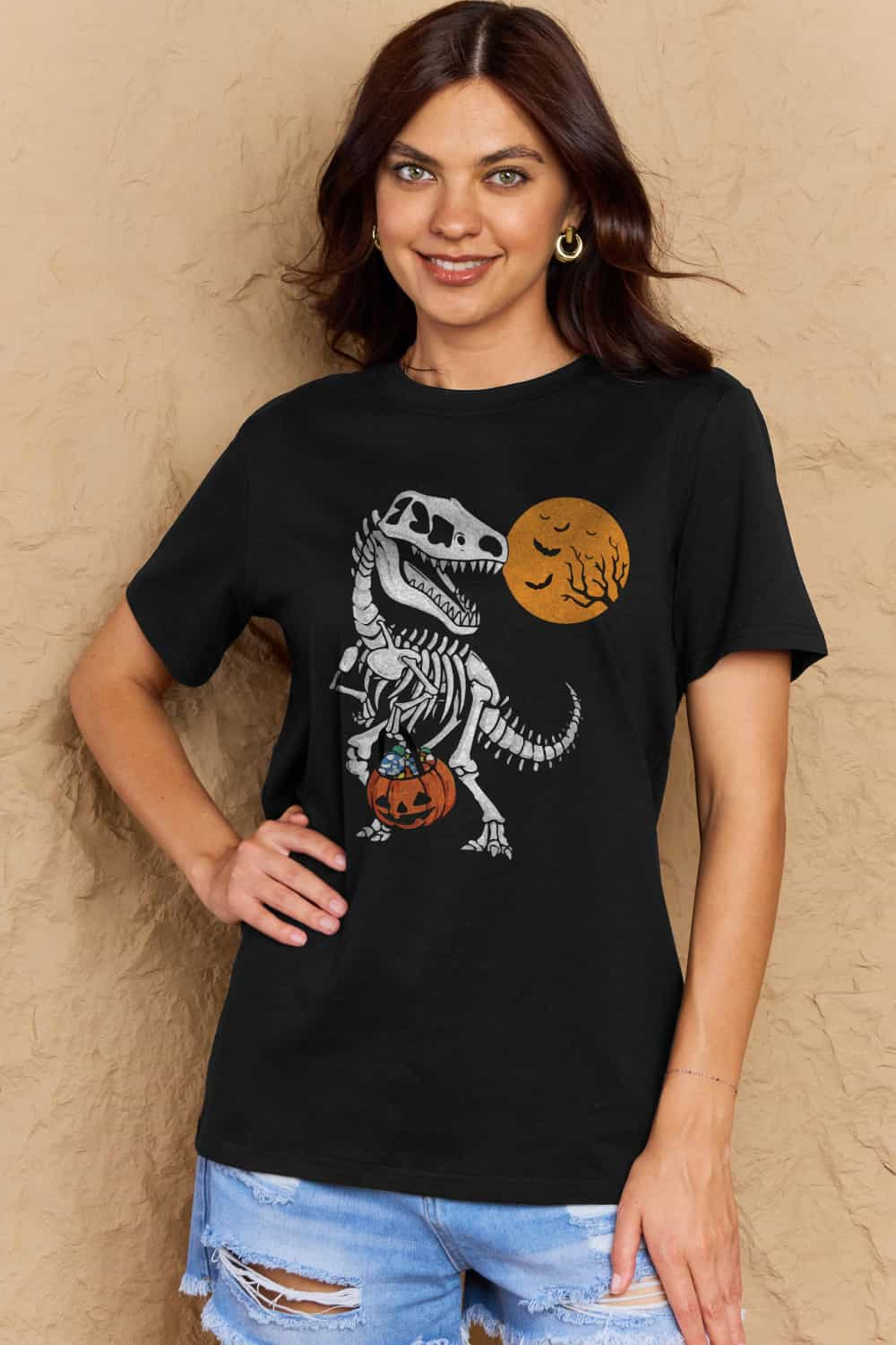 Camiseta de algodón con gráfico de esqueleto de dinosaurio de tamaño completo Simply Love