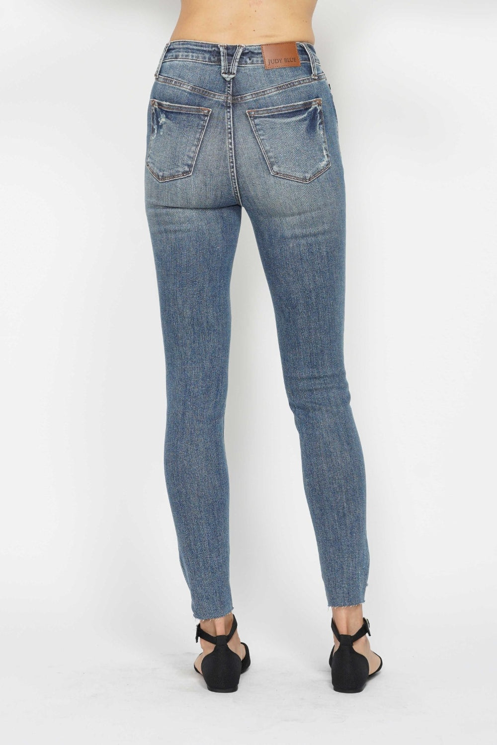 Jean skinny taille haute Judy Blue avec ourlet déchiré et effet usé et contrôle du ventre